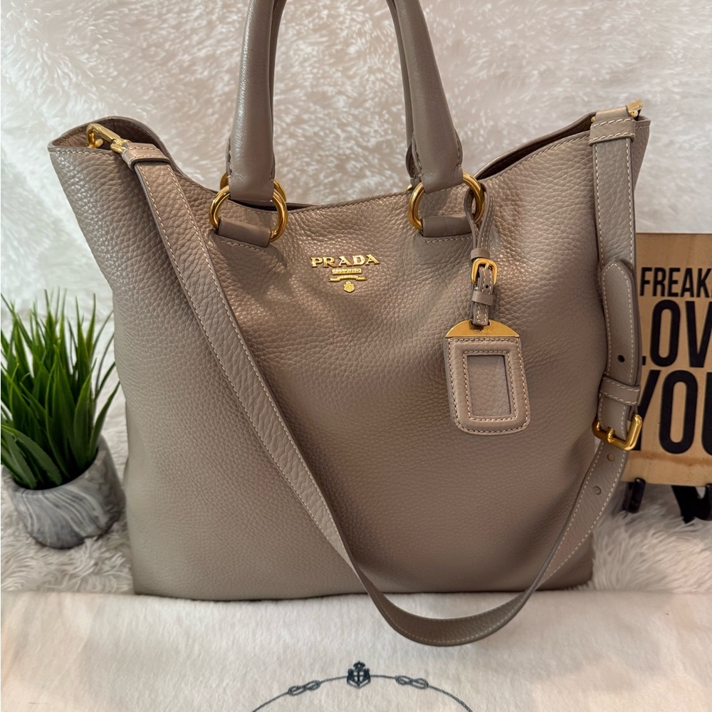 🎉HP🎉Prada Vitello Daino Tote/Satchel Handbag in Argilla Gray - Picture 2 of 16